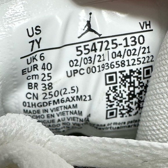 NIKE Air Jordan 1 Mid Sneakers Triple White Leather Size 7 Youth, 8.5 Women's - Picture 10 of 10